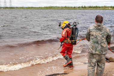 Profesyonel dalgıç derin deniz işleri üretmek için suya girer.