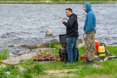  Dalış işi. Kıyıdestek grubu dalgıç çalışmalarını izler.
