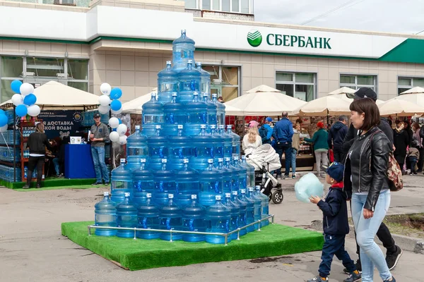 飲料水のペットボトルは、スベルバンクのオフィスの背景に大きなピラミッドの形で積み重ねられています. — ストック写真