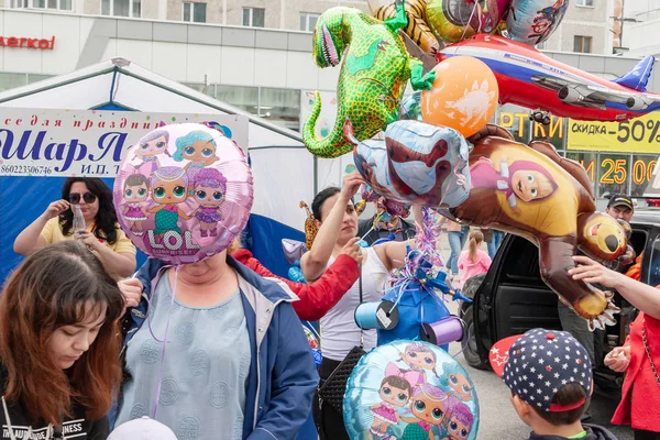 Une foule de gens dans les rues à la célébration de la journée de la Russie — Photo