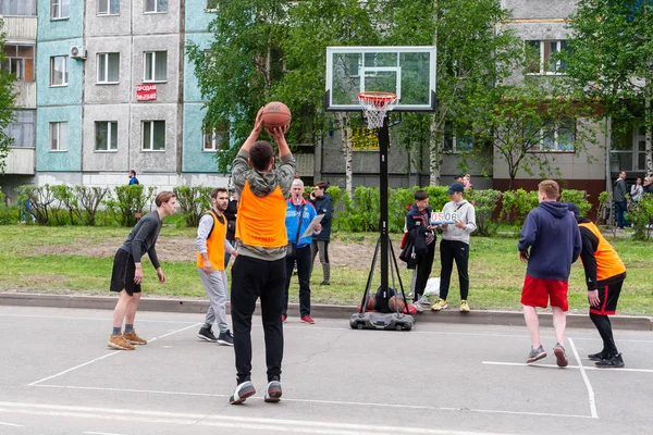 Гра на вулиці Баскетбол в день Росії. — стокове фото