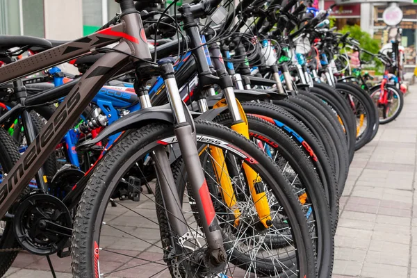 Πολλά ποδήλατα από διαφορετικές μάρκες και χρώματα είναι τοποθετημένα σε ομαλές σειρές προς πώληση. — Φωτογραφία Αρχείου