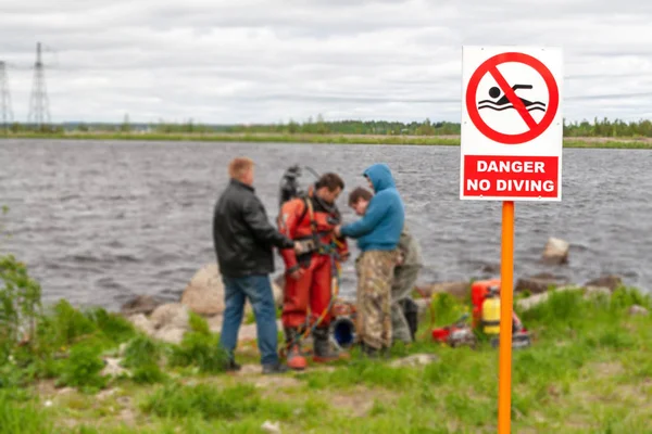 Предупреждающий знак на берегу с надписью - вы не можете нырять . — стоковое фото