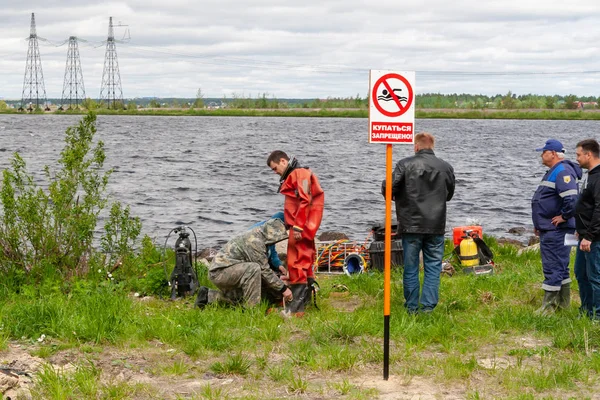 Yazıt-Hayır dalış ile kıyıda uyarı işareti. Arka planda, dalış çalışmaları.
