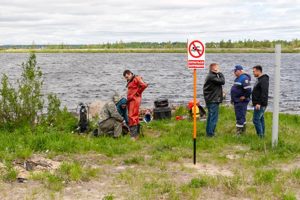 sahilde uyarı işareti, İngilizce Metin: yüzme karttır. Arka planda, dalış çalışmaları.