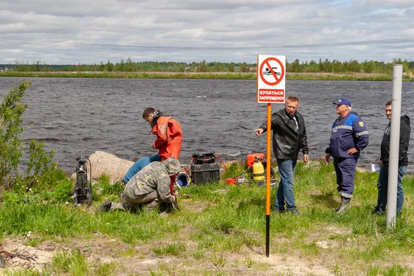 Yazıt-No dalış ile teknik rezervuar kıyısında Uyarı işareti. Arka planda, dalış çalışmaları.