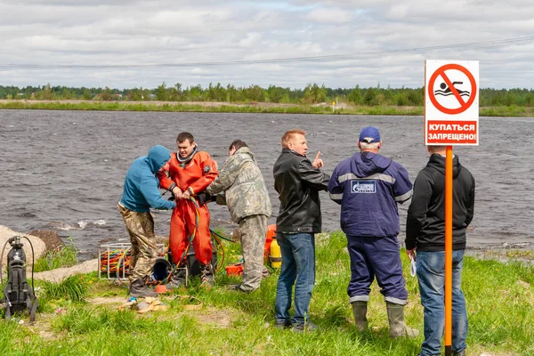 Yazıt-No dalış ile teknik rezervuar kıyısında Uyarı işareti. Arka planda, dalış çalışmaları.