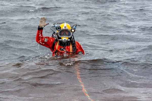 Un plongeur professionnel plonge dans l'eau pour des opérations en haute mer . — Photo