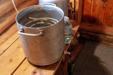 Bir ilkel bir köy banyosunda kaçak içki hazırlama süreci