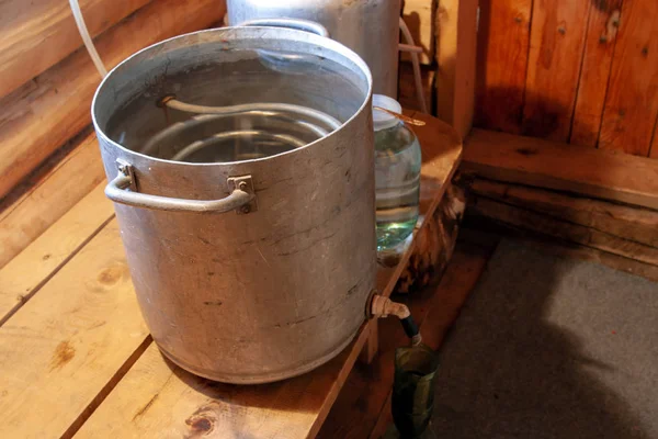 Proces przygotowywania Moonshine w łaźni wsi w primit — Zdjęcie stockowe