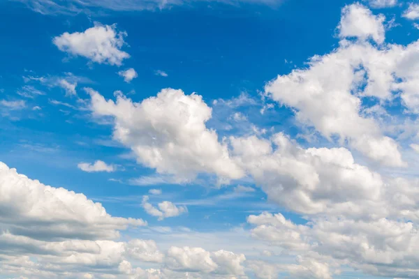 Awan putih yang indah di langit biru . — Stok Foto