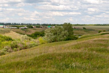 Engebeli arazi. Vadiler, tarlalar ve köy ile kırsal peyzaj