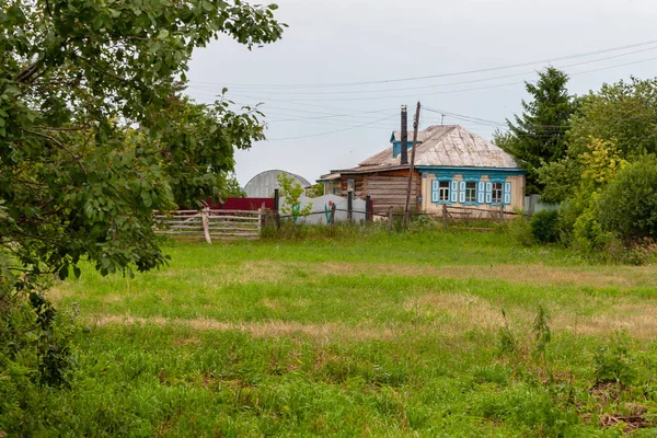 Oud dorpshuis in Rusland. — Stockfoto