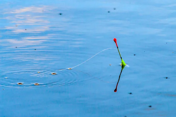 Flutuador de pesca na superfície da água . — Fotografia de Stock