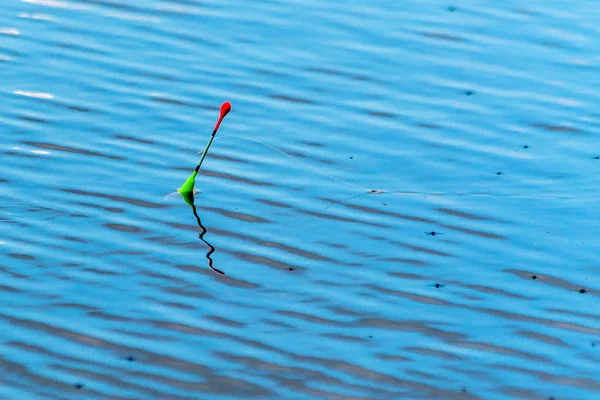 Flotteur de pêche à la surface de l'eau . — Photo