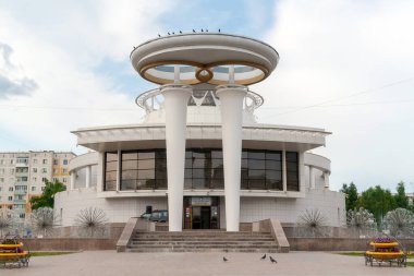 Tobolsk 'taki düğün sarayı Bir yaz günü, ön cephe.