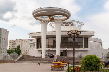 Tobolsk 'taki düğün sarayı Bir yaz günü, ön cephe.