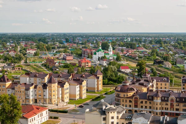 Tobolsk şehrinin bir yaz günü panoraması. 