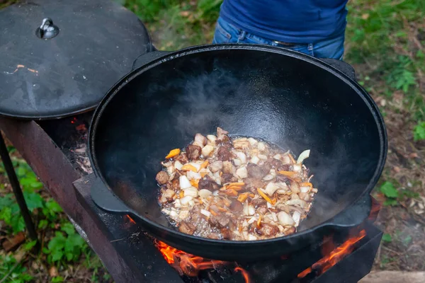 Cocinar al aire libre. Caldera para cocinar en la parrilla . — Foto de Stock