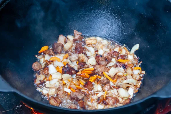 Процесс приготовления азиатского плова в огне. Мясо поджаривается в си. — стоковое фото