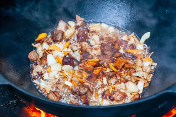 Процесс приготовления азиатского плова в огне. Мясо поджаривается в си. — стоковое фото