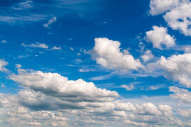 Uzağa uzanan beyaz bulutları olan güzel bir gökyüzü. Clo