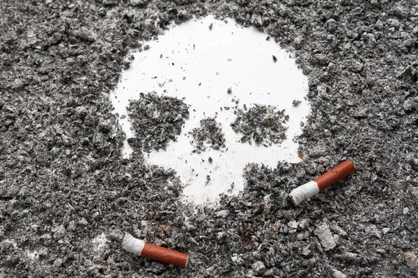 Dos colillas de cigarrillo extintas sobre ceniza de tabaco. Jolly Roger fuma c — Foto de Stock