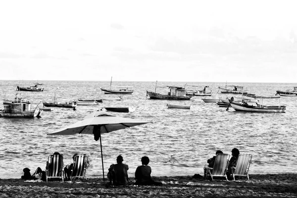 Ζευγάρια Παρακολουθείτε Τις Βάρκες Στο Praia Δεν Forte — Φωτογραφία Αρχείου