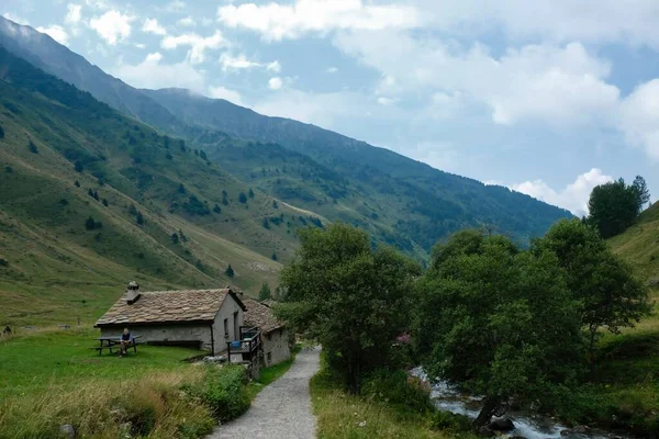 Dağlar ve eski köyler