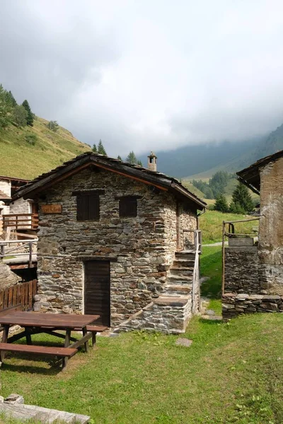 Dağlar ve eski köyler