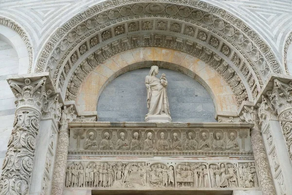 Pisa ve Piazza dei Miracoli