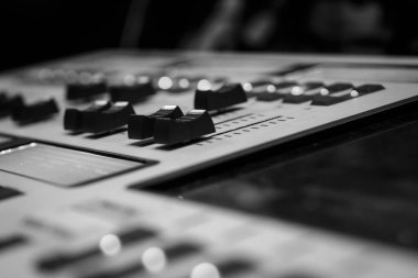 Dijital ekran ve kontrol fader profesyonel aydınlatma tasarımcıları programlama Danışma, denetleyicisi konsol, üzerinde beyaz resepsiyon ve siyah fader