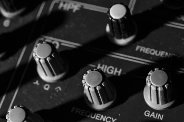 Dijital ses karıştırma kontrolü kodlayıcı profesyonel ses konsol üzerinde closeup çekim