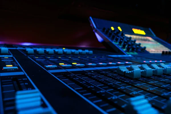 Amplo Ângulo Fechamento Pro Audio Digital Mixing Console Faders Brancos — Fotografia de Stock