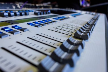 Dijital ekran ve kontrol fader profesyonel aydınlatma tasarımcıları programlama Danışma, denetleyicisi konsol, üzerinde beyaz resepsiyon ve siyah fader