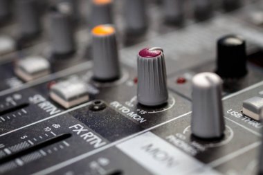 Kırmızı ses fx göndermek kontrol düğmesi bir profesyonel ses karıştırma konsol üzerinde izlemek / Resepsiyon