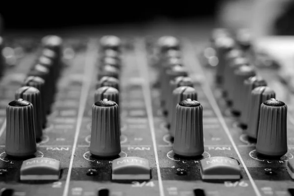 Monocromático Professional Audio Mixing Console Desk Com Linhas Mostradores Analógicos — Fotografia de Stock