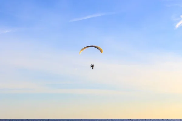Single Powered Paragliders Red Yellow Canopy Blue Sea Soft Clouds — Stock Photo, Image