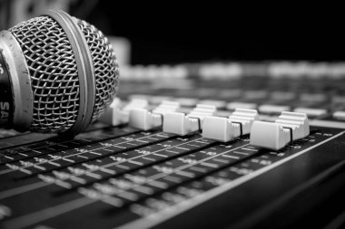 Siyah ve beyaz konsol fader profesyonel karıştırma ve ses mikrofon kapsül