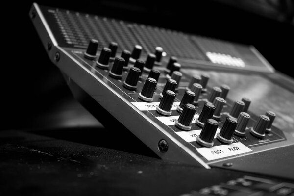 Крупный план Pro Audio Digital Mixing Console. Черный пульт управления с цифровой dislpay в фоновом режиме
