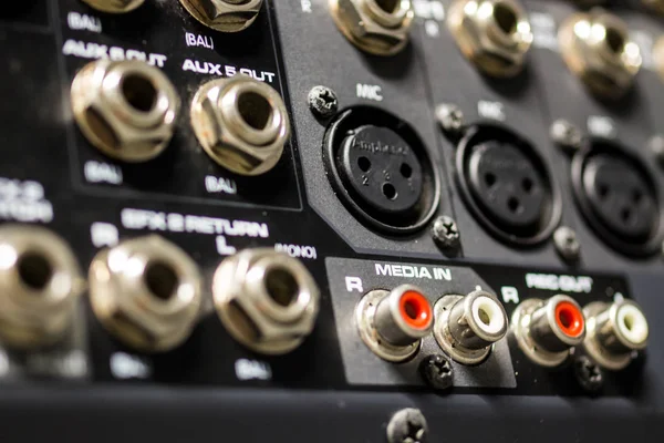 Profesyonel ses karıştırma konsol görünümünü arka bir çıkış giriş