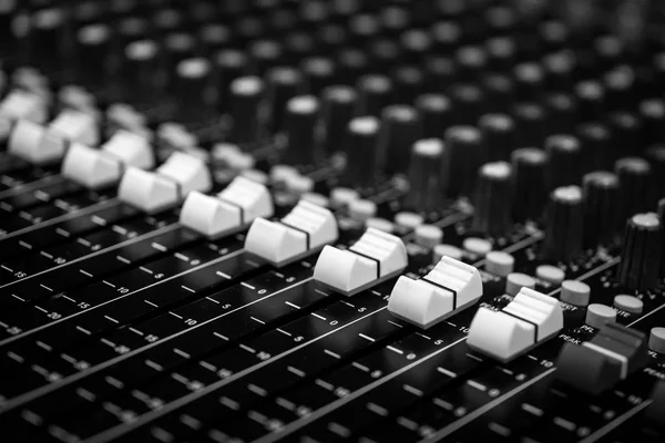 Laag Zicht Faders Een Professionele Audio Mixconsole Muziekfestival Zwart Bureau — Stockfoto