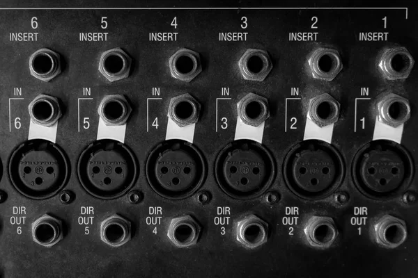 Profesyonel ses karıştırma konsol görünümünü arka bir çıkış giriş