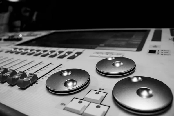 Dijital ekran ve kontrol fader profesyonel aydınlatma tasarımcıları programlama Danışma, denetleyicisi konsol, üzerinde beyaz resepsiyon ve siyah fader