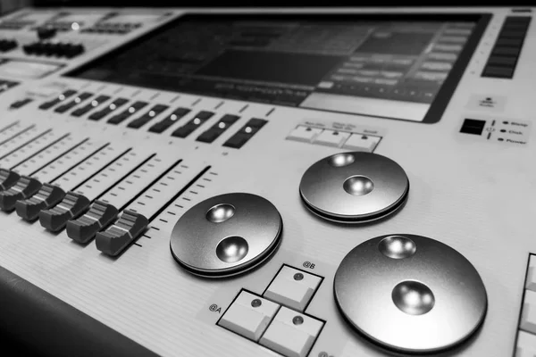 Dijital ekran ve kontrol fader profesyonel aydınlatma tasarımcıları programlama Danışma, denetleyicisi konsol, üzerinde beyaz resepsiyon ve siyah fader