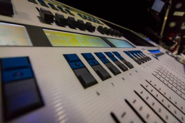 Dijital ekran ve kontrol fader profesyonel aydınlatma tasarımcıları programlama masasında, denetleyicisi konsol, Resepsiyon beyaz ve gri fader