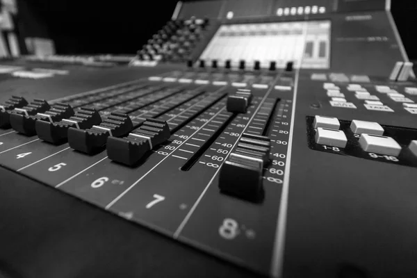 Geniş açı closeup Pro Audio dijital konsol karıştırma. Beyaz fader ve siyah kontrol konsolu