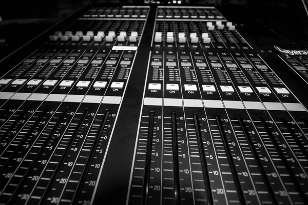 Geniş açı closeup Pro Audio dijital konsol karıştırma. Beyaz fader ve siyah kontrol konsolu