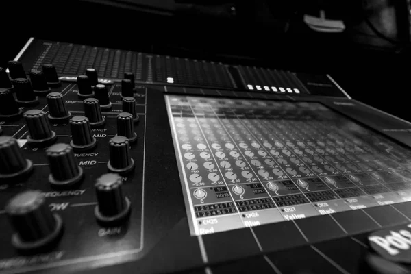 Fader closeup görünümünü kumandasındaki profesyonel dijital ses karıştırma konsol sıfır ondalık göstergeler ile