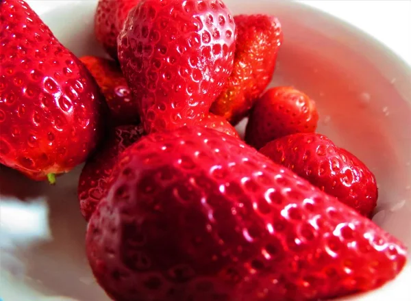 Red Strawberries White Bowl — Stock Photo, Image